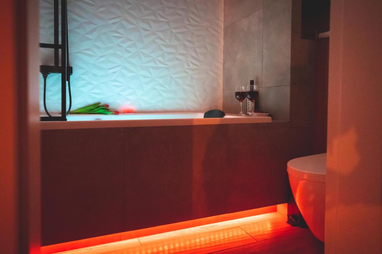 Movie Jacuzzi Apartment At The Main Station By Noclegi Renters Cracovia Esterno foto