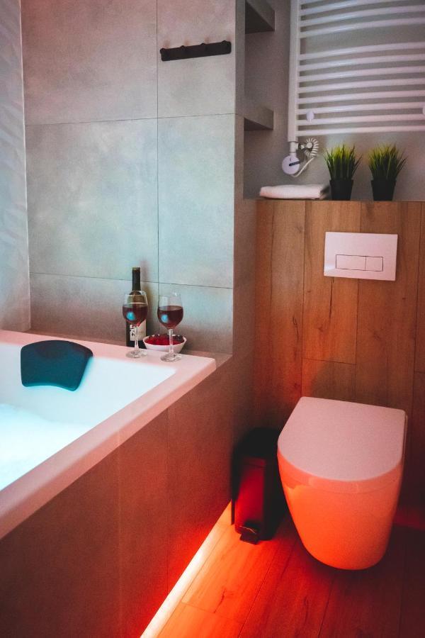 Movie Jacuzzi Apartment At The Main Station By Noclegi Renters Cracovia Esterno foto
