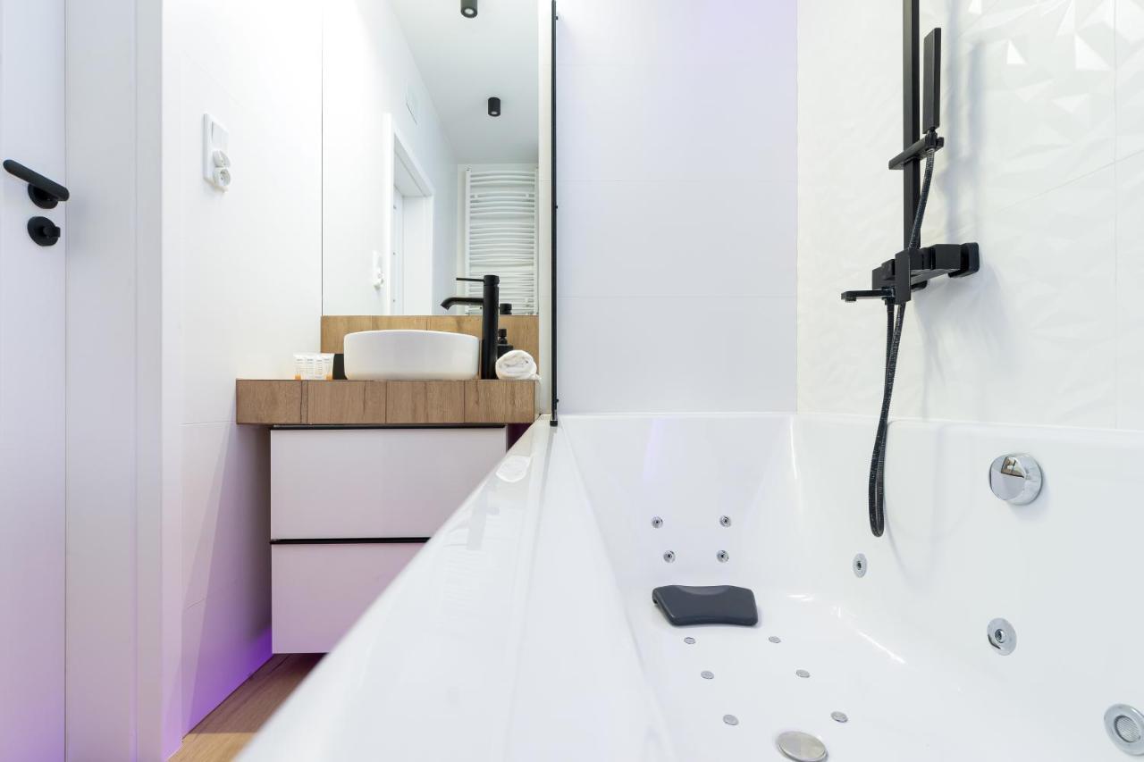 Movie Jacuzzi Apartment At The Main Station By Noclegi Renters Cracovia Esterno foto