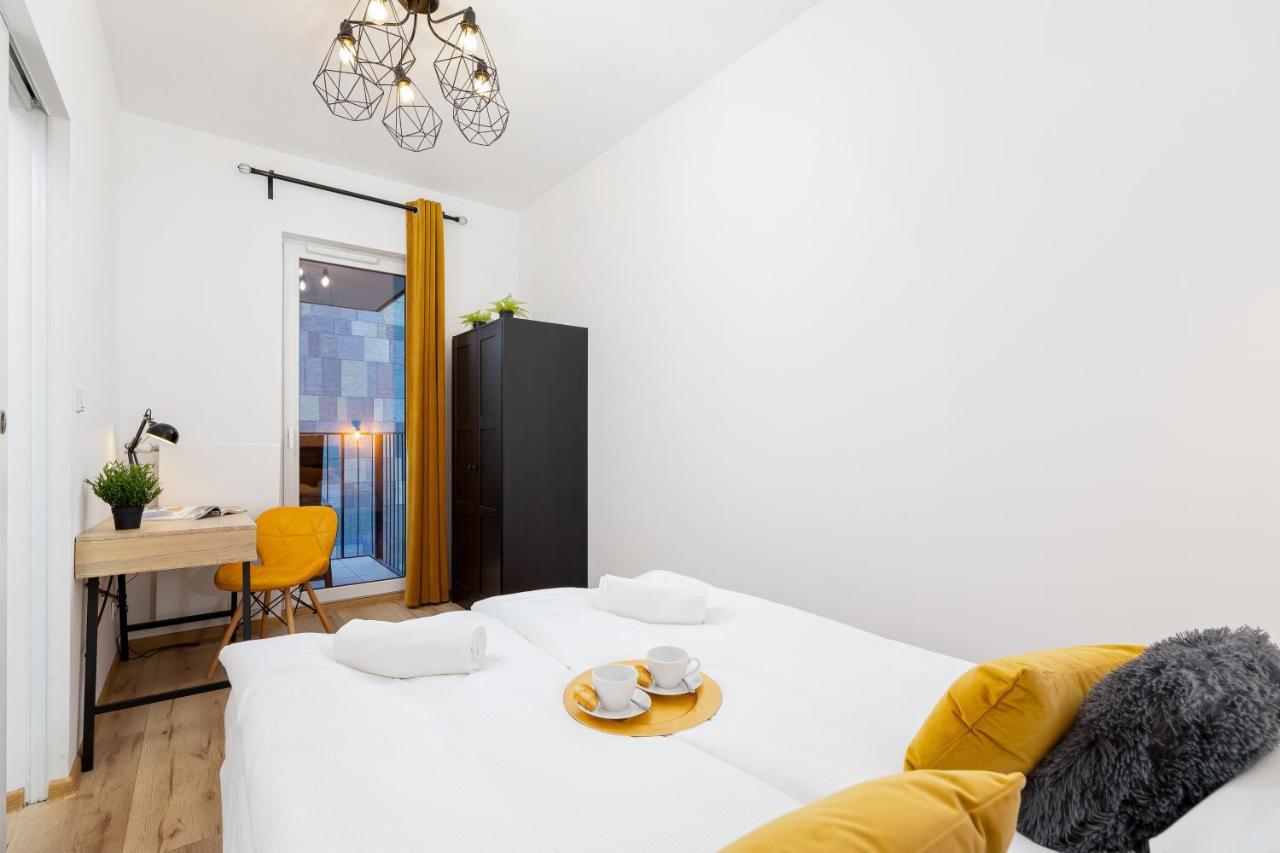 Movie Jacuzzi Apartment At The Main Station By Noclegi Renters Cracovia Esterno foto