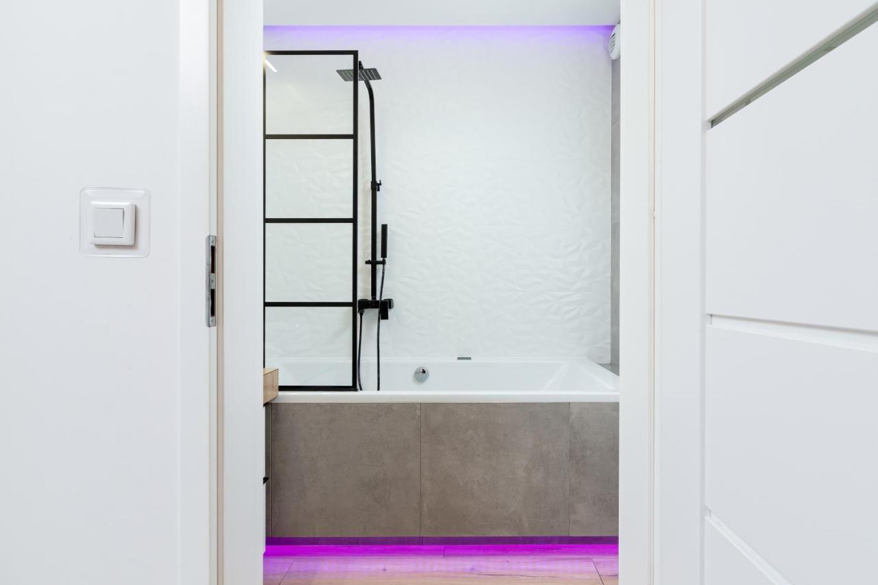 Movie Jacuzzi Apartment At The Main Station By Noclegi Renters Cracovia Esterno foto