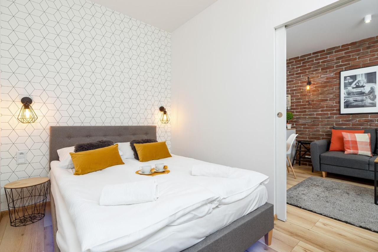 Movie Jacuzzi Apartment At The Main Station By Noclegi Renters Cracovia Esterno foto