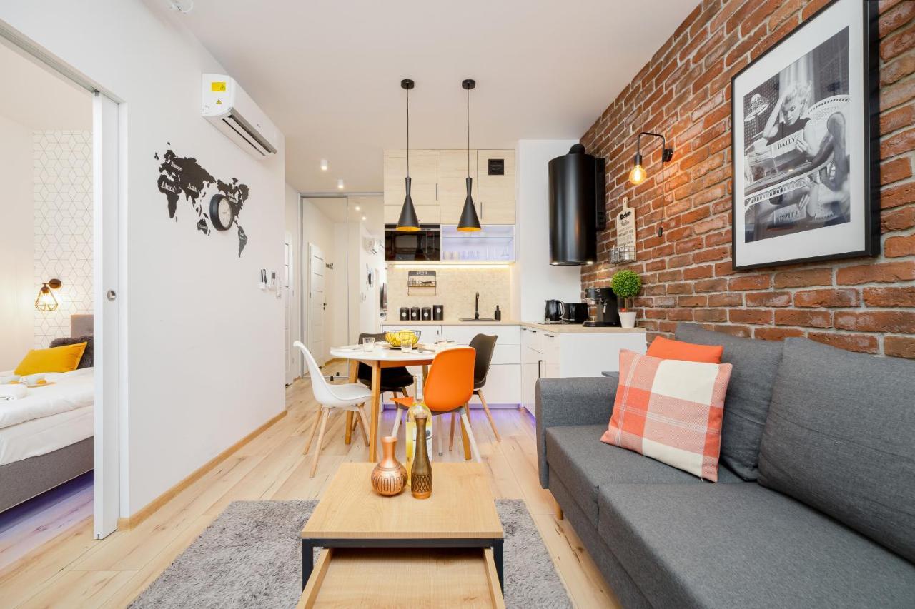 Movie Jacuzzi Apartment At The Main Station By Noclegi Renters Cracovia Esterno foto