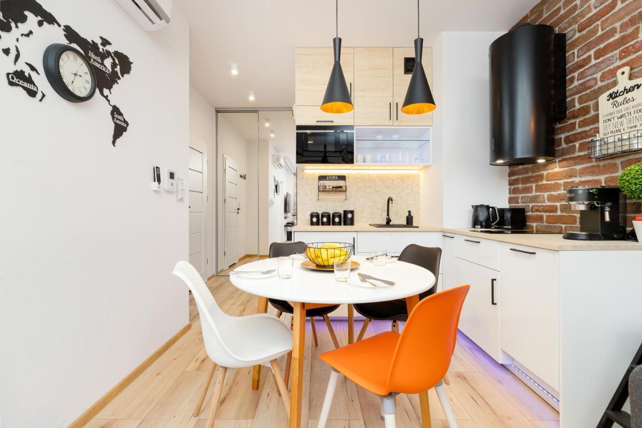 Movie Jacuzzi Apartment At The Main Station By Noclegi Renters Cracovia Esterno foto