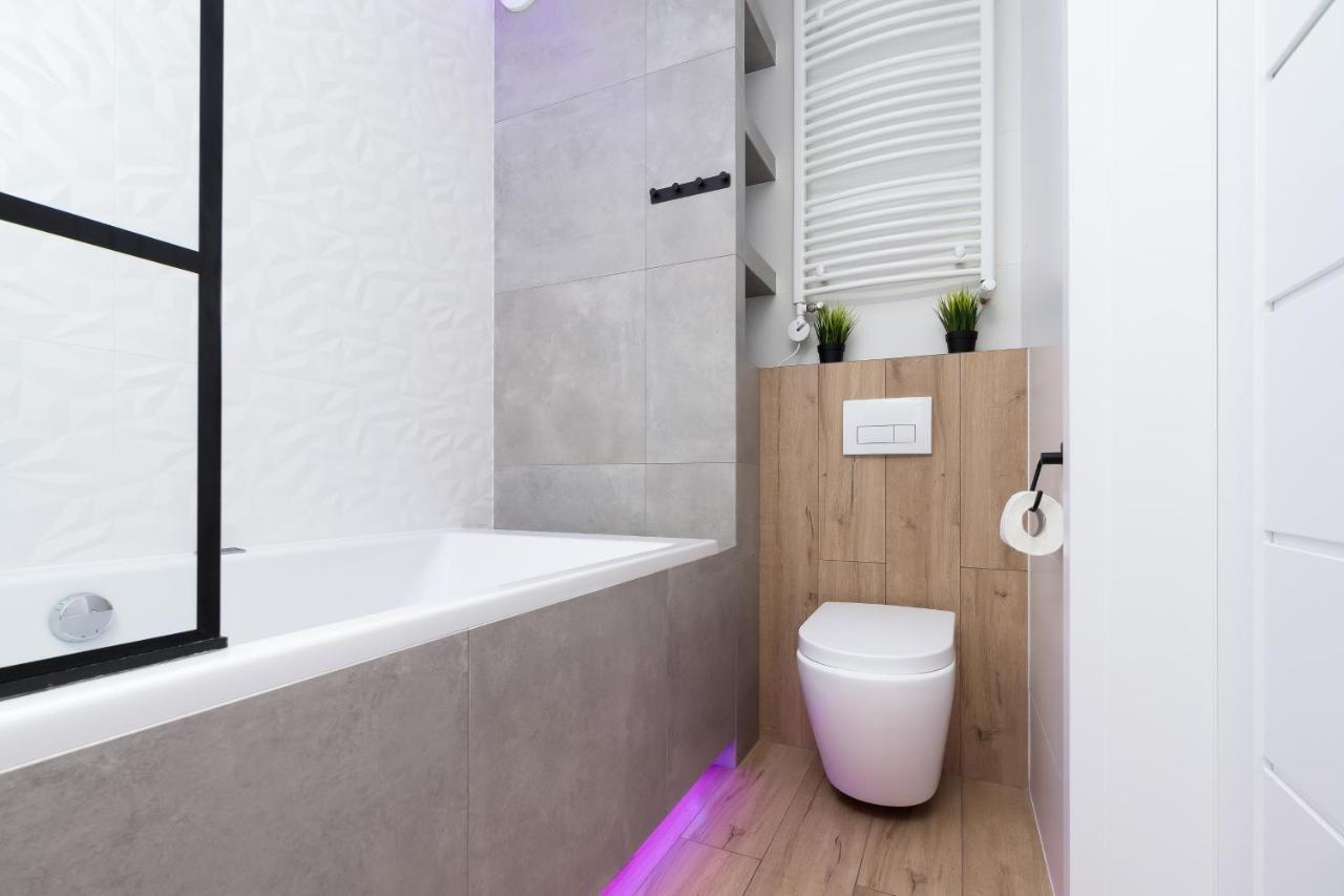 Movie Jacuzzi Apartment At The Main Station By Noclegi Renters Cracovia Esterno foto