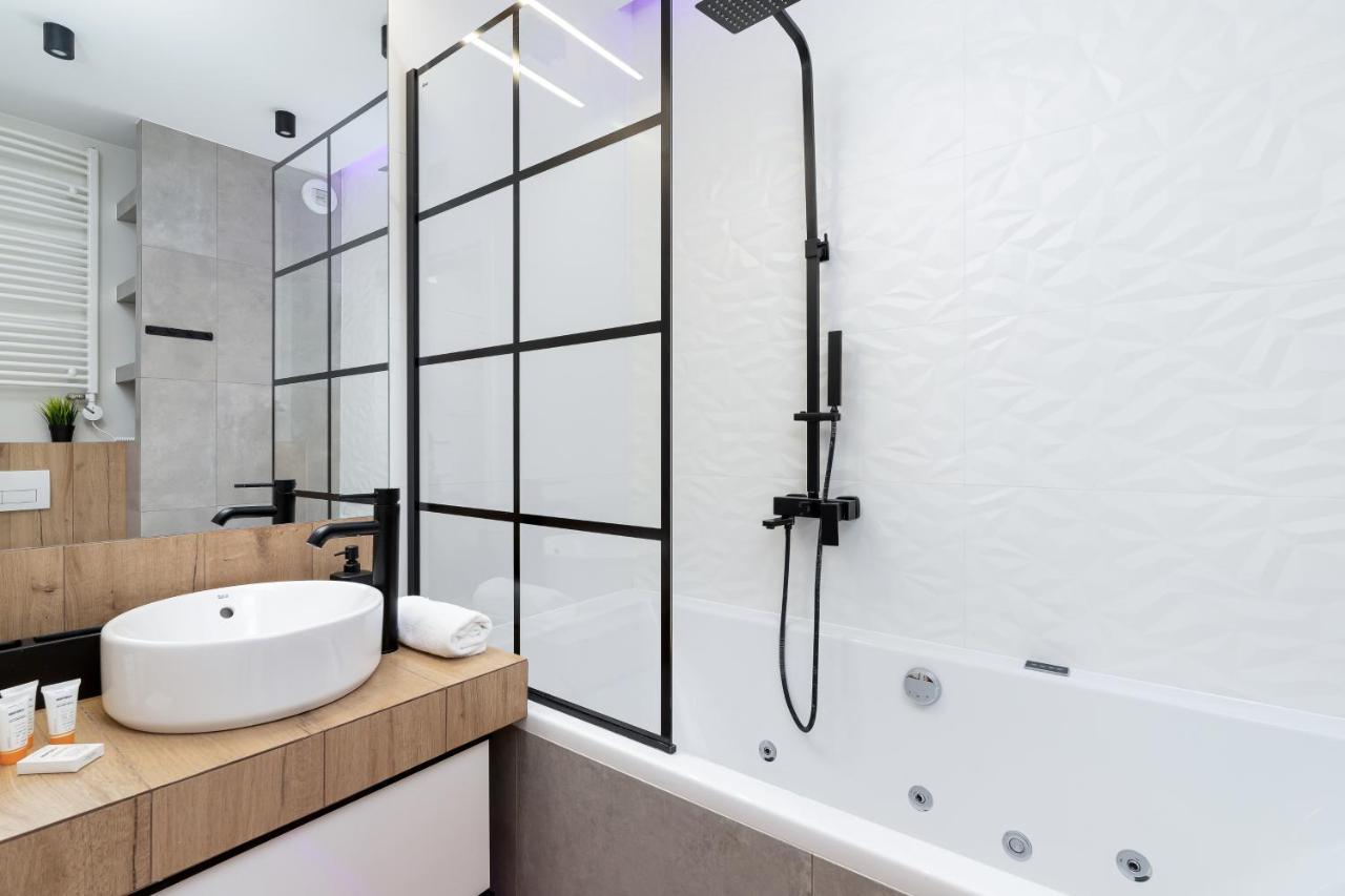Movie Jacuzzi Apartment At The Main Station By Noclegi Renters Cracovia Esterno foto